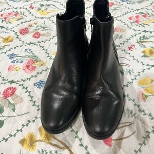 Women’s Steve Madden black leather ankle boots. Size 8. Excellent condition.